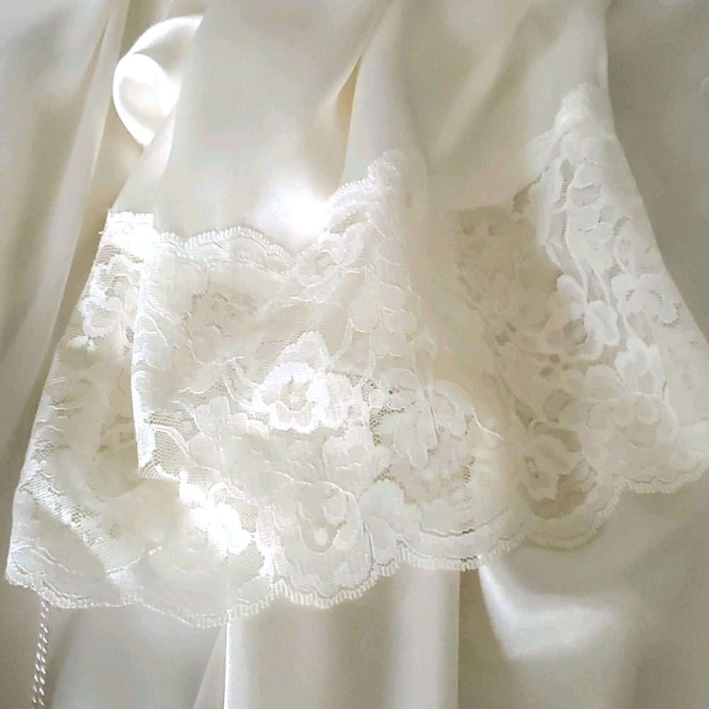 Wedding Day Robe - Picture 2 of 4